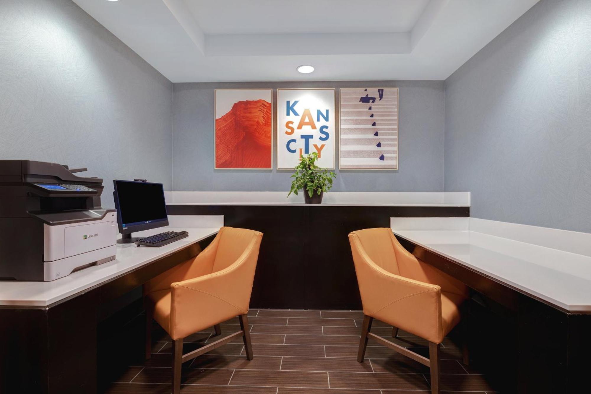 Holiday Inn Express & Suites - Kansas City Ku Medical Center By Ihg Exterior photo